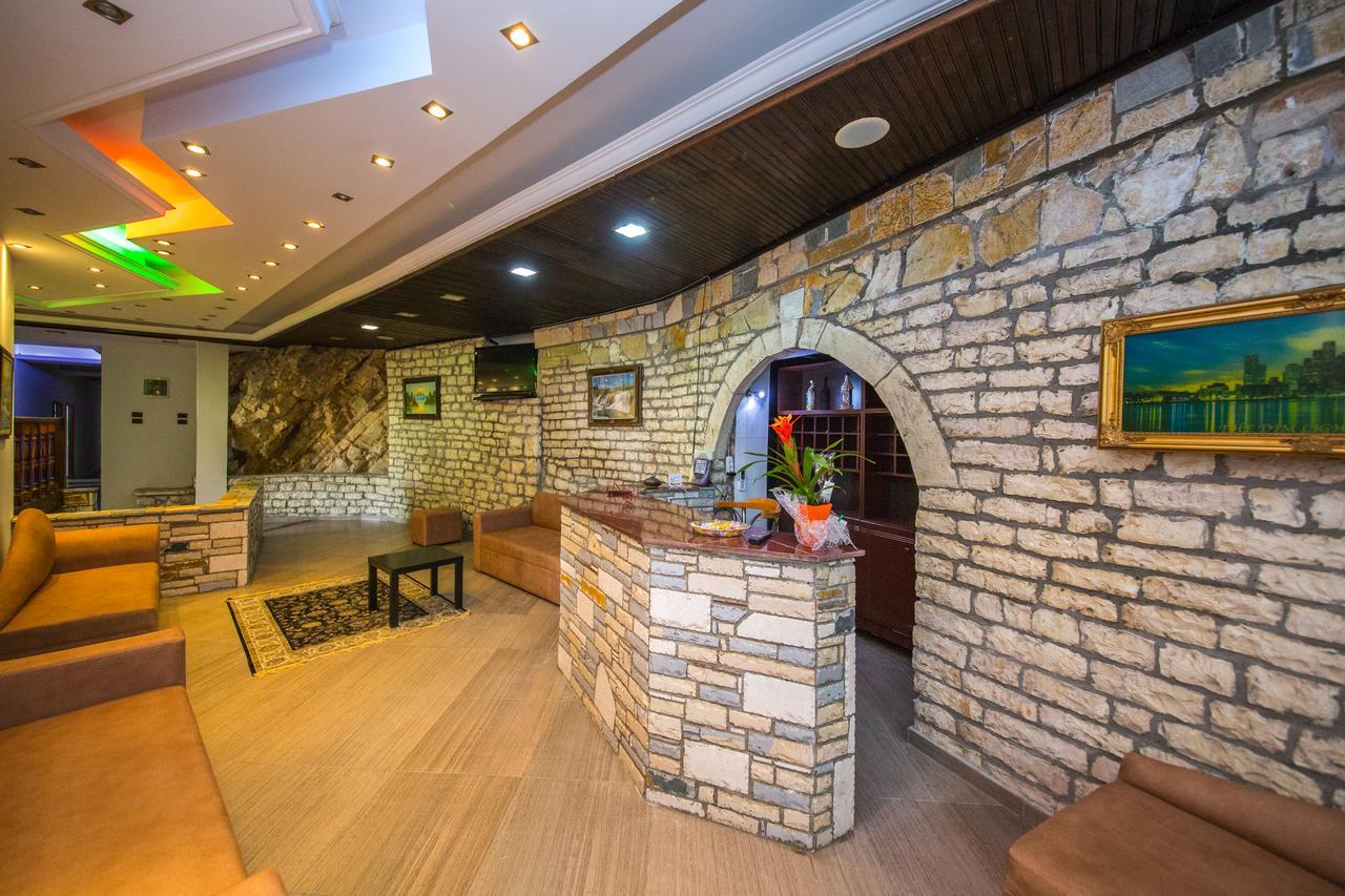 Hotel Ajka เบราท ภายนอก รูปภาพ