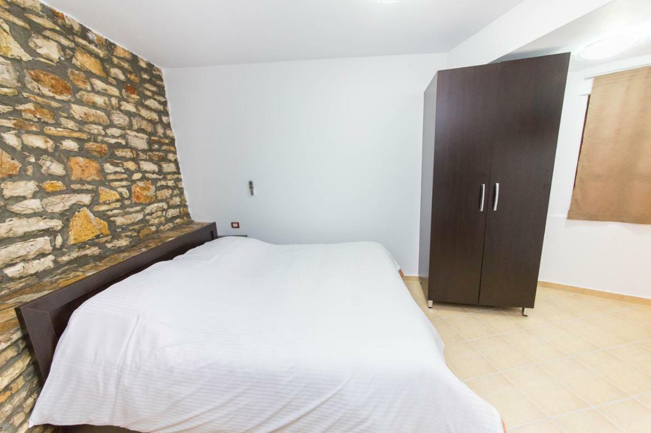 Hotel Ajka เบราท ภายนอก รูปภาพ